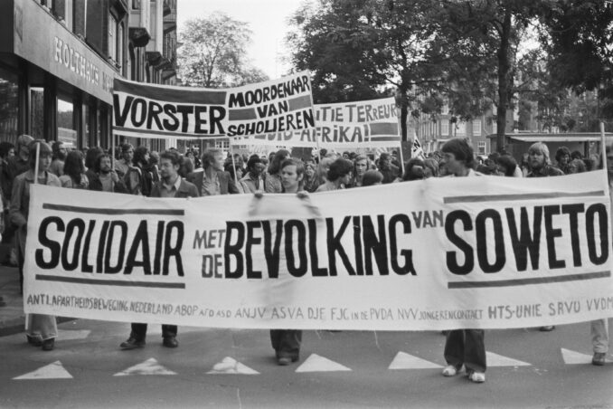 Demonstratie_tegen_apartheid_in_Zuid-Afrika_in_Amsterdam,_Bestanddeelnr_928-6508