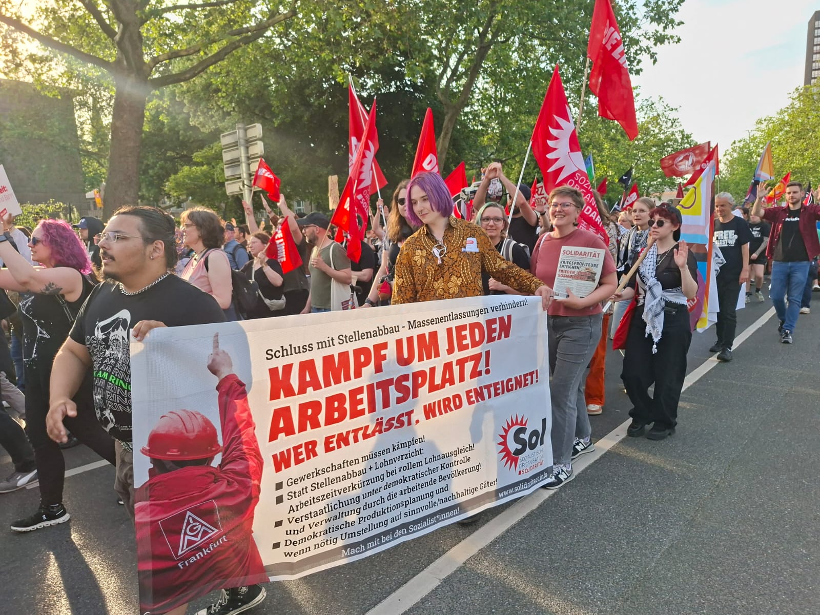 Harte Angriffe, schwache Regierung